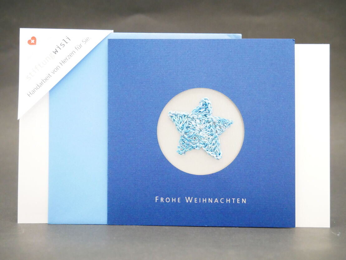 Festliche Weihnachtskarte mit filigranem Stern in Blau und Silber